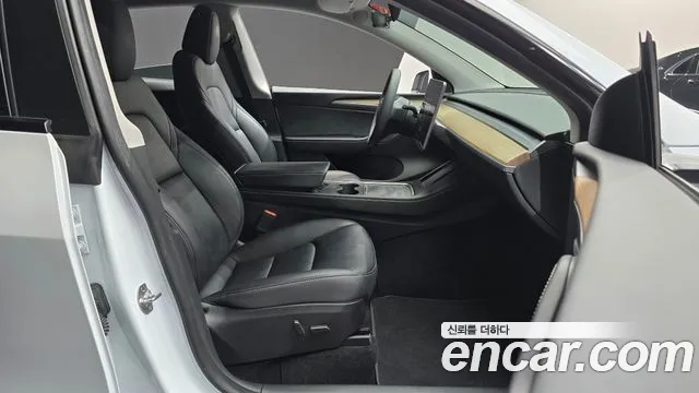 Tesla Model Y — Фото автомобиля 16
