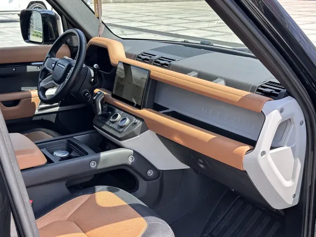 Land Rover Defender — Фото автомобиля 12