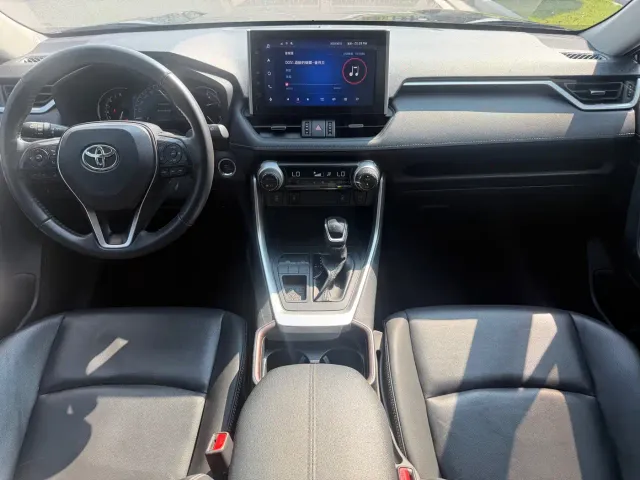 Toyota RAV4 — Фото автомобиля 7