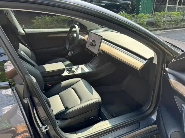 Tesla Model 3 — Фото автомобиля 24