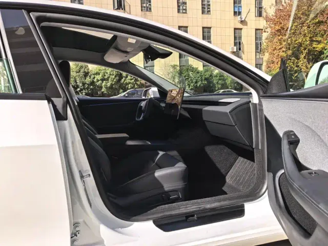 Tesla Model 3 — Фото автомобиля 20