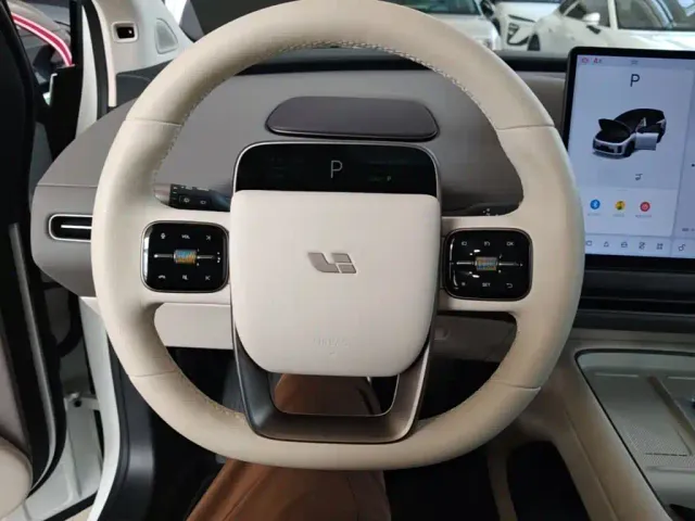 Li Auto i8 — Фото автомобиля 10