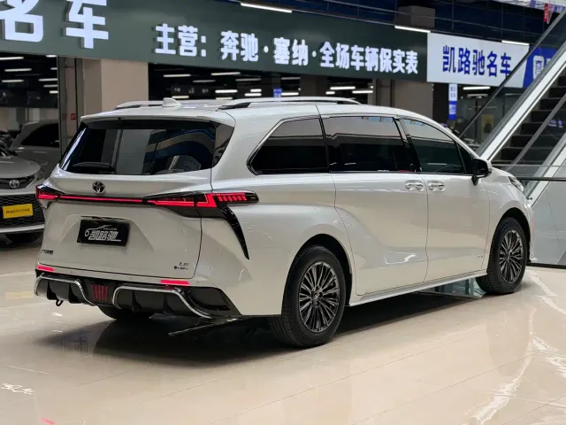 Toyota Sienna — Фото автомобиля 15