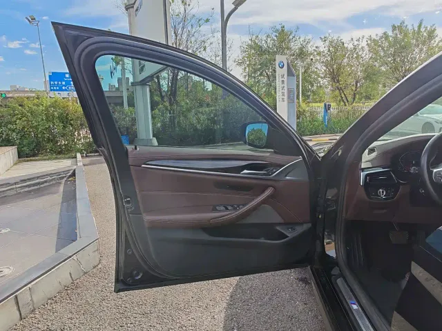 BMW 5 Series — Фото автомобиля 9