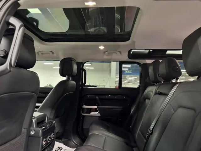 Land Rover Defender — Фото автомобиля 10