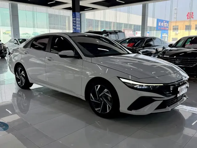 Hyundai Elantra 2023 Model 1.5L CVT LUX Premium Edition — Фото автомобиля 3