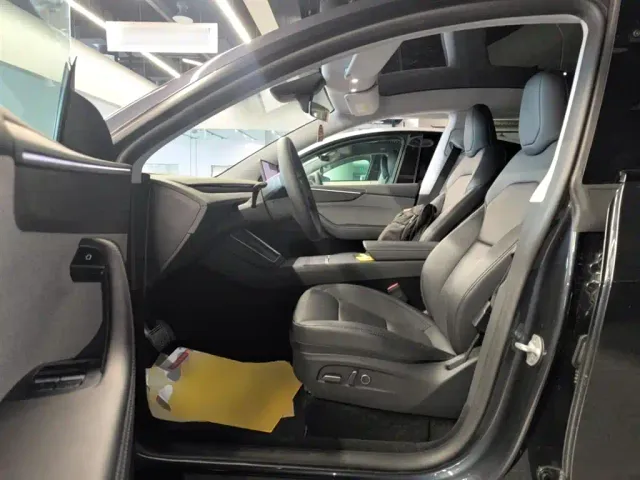 Tesla Model Y — Фото автомобиля 11