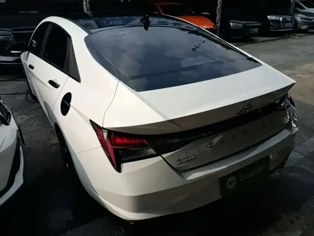 Hyundai Elantra 2022 1.5L CVT LUX Premium Edition — Фото автомобиля 4