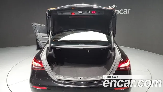 Mercedes-Benz E-Class — Фото автомобиля 20