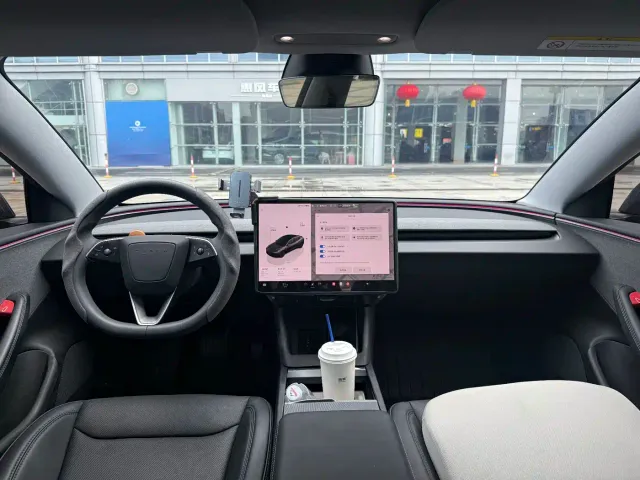 Tesla Model 3 — Фото автомобиля 14