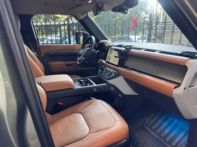 Land Rover Defender — Фото автомобиля 9
