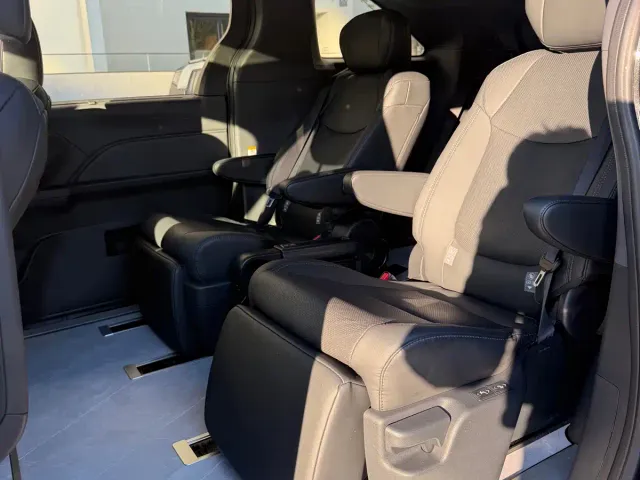 Toyota Sienna — Фото автомобиля 11