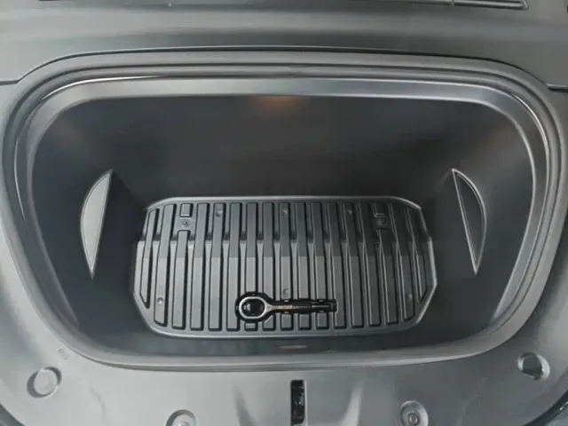 Tesla Model Y — Фото автомобиля 19