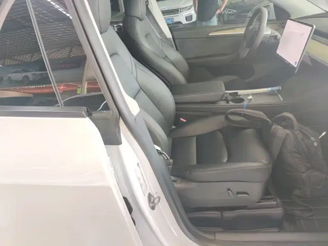 Tesla Model Y — Фото автомобиля 24