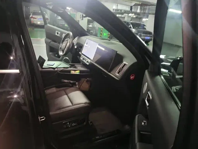 Li Auto L8 — Фото автомобиля 13