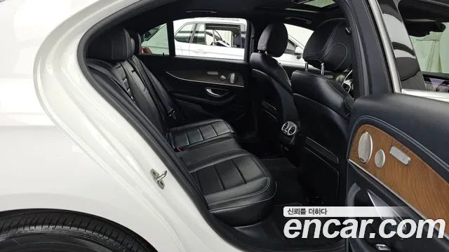 Mercedes-Benz E-Class — Фото автомобиля 12