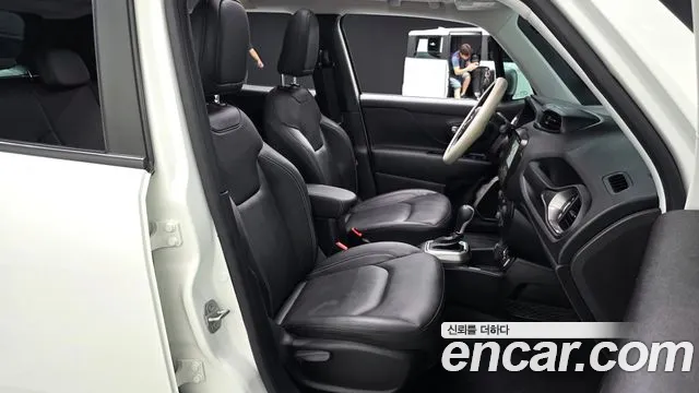 Jeep Renegade — Фото автомобиля 11