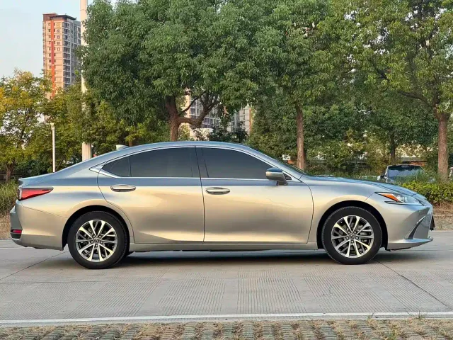 Lexus ES — Фото автомобиля 3