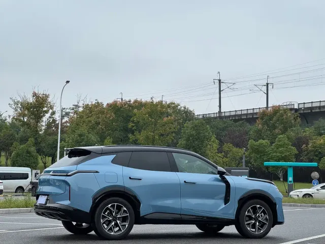 Lynk & Co 08 EM-P — Фото автомобиля 16
