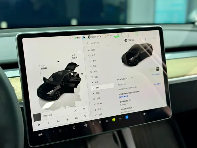 Tesla Model Y — Фото автомобиля 11