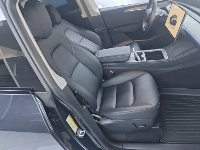 Tesla Model Y — Фото автомобиля 24