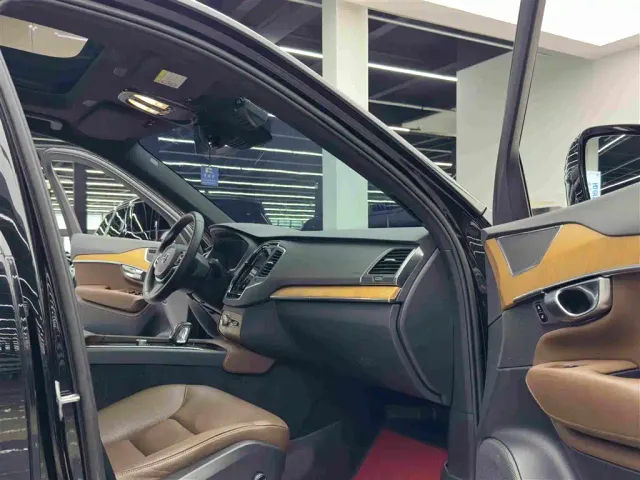 Volvo XC90 — Фото автомобиля 10