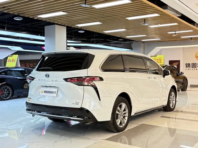 Toyota Sienna — Фото автомобиля 5