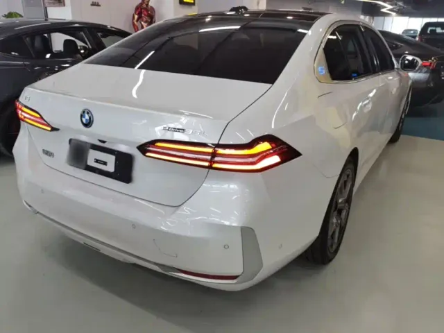 BMW i5 — Фото автомобиля 6