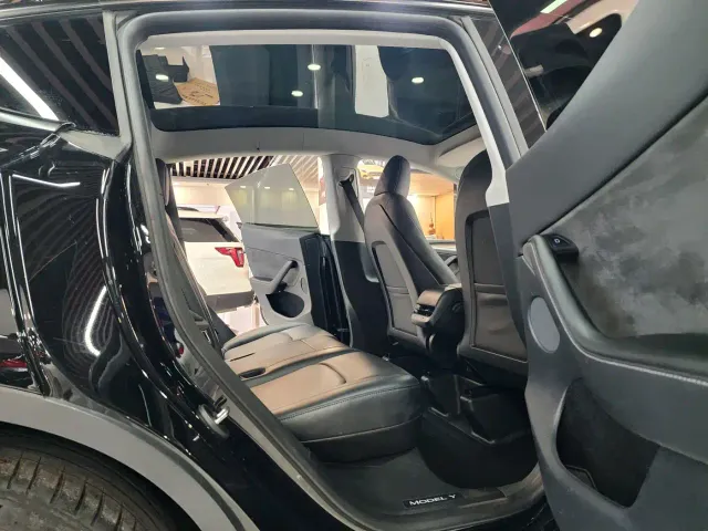 Tesla Model Y — Фото автомобиля 14