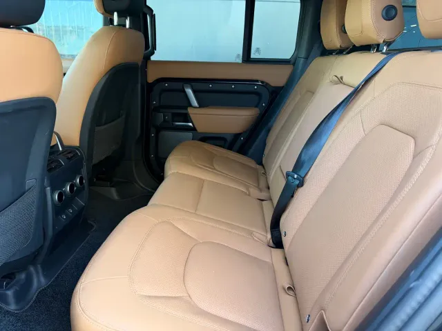 Land Rover Defender — Фото автомобиля 13
