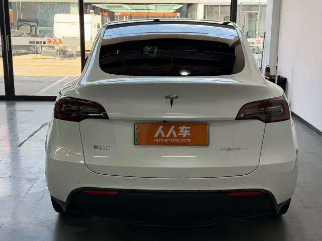 Tesla Model Y — Фото автомобиля 16