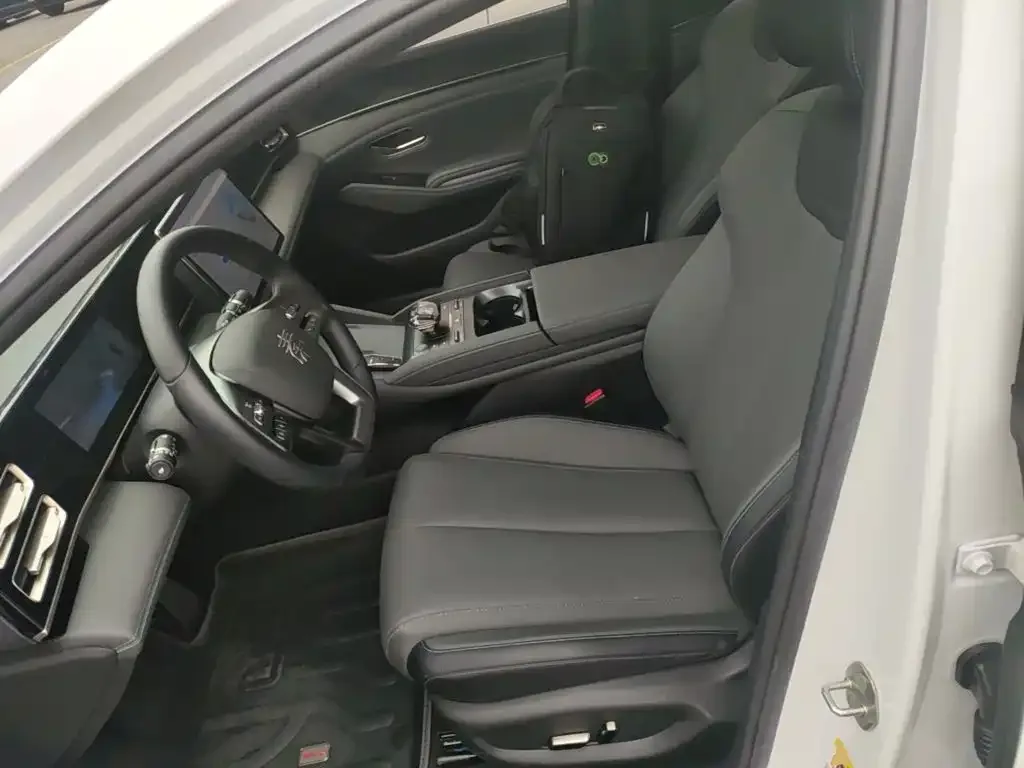 BYD Qin L 2025 DM-i Smart Drive Edition 120KM Surpassing — Фото автомобиля 10