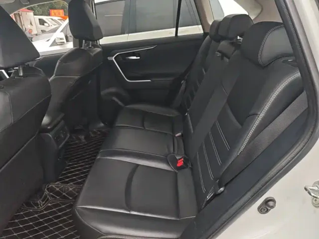 Toyota RAV4 — Фото автомобиля 16