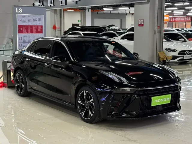 Фотография автомобиля — Lynk & Co 03