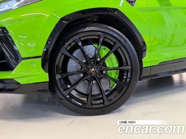 Lamborghini Urus — Фото автомобиля 12