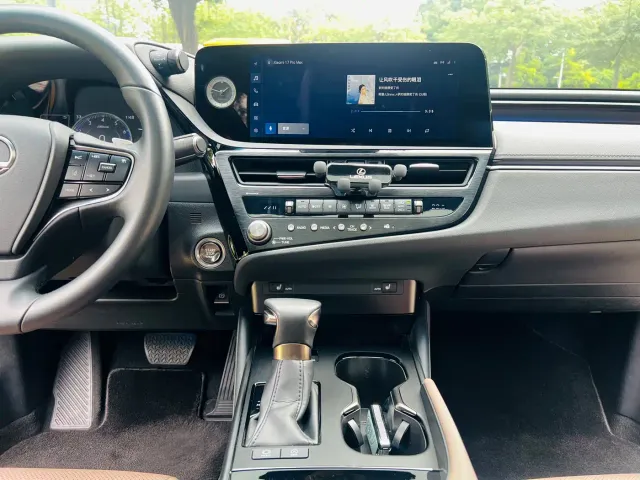 Lexus ES — Фото автомобиля 17