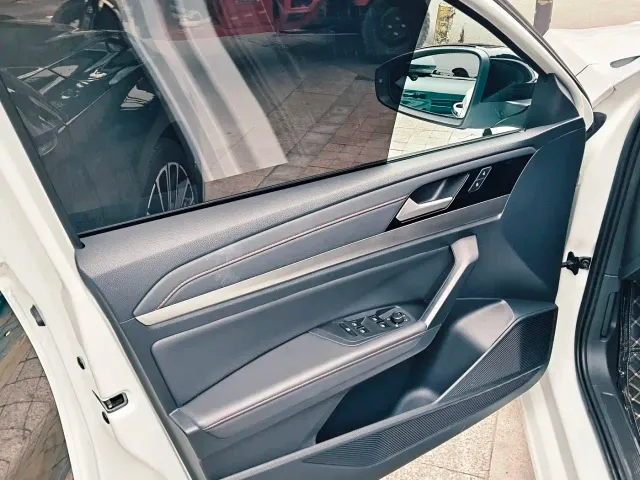 Volkswagen Lavida — Фото автомобиля 10