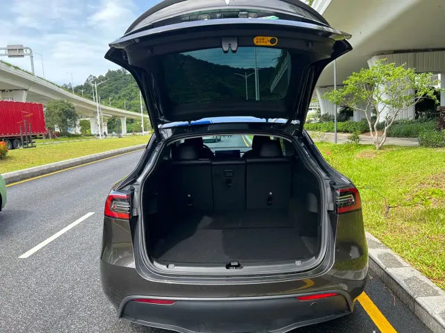 Tesla Model Y — Фото автомобиля 8