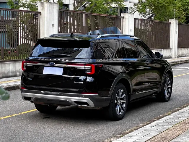 Ford Explorer — Фото автомобиля 10