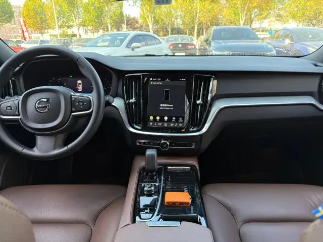 Volvo S60 Plug-in Hybrid — Фото автомобиля 9