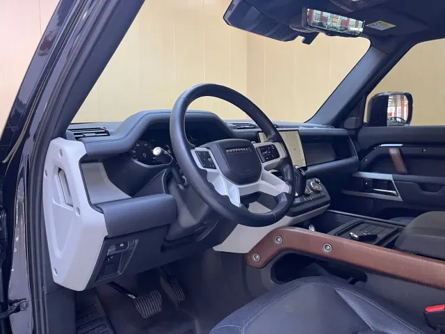 Land Rover Defender — Фото автомобиля 10
