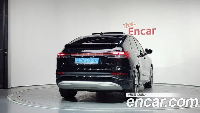 Audi Q4 e-tron — Фото автомобиля 4