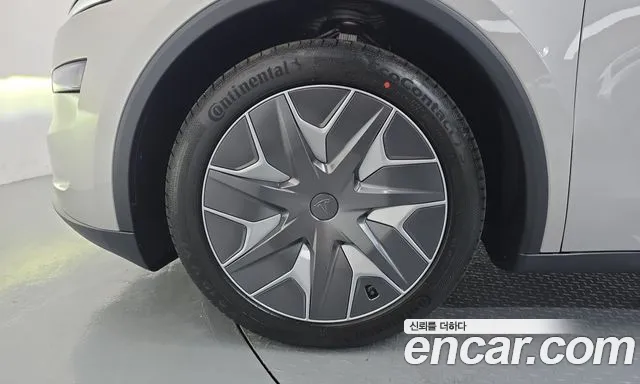 Tesla Model Y — Фото автомобиля 5