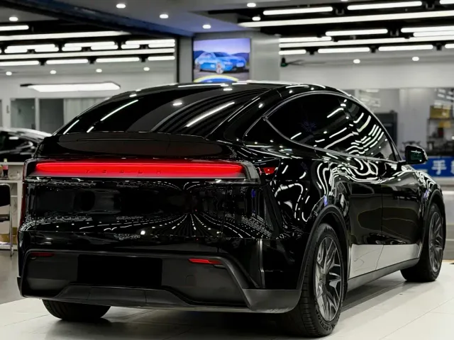 Tesla Model Y L — Фото автомобиля 6