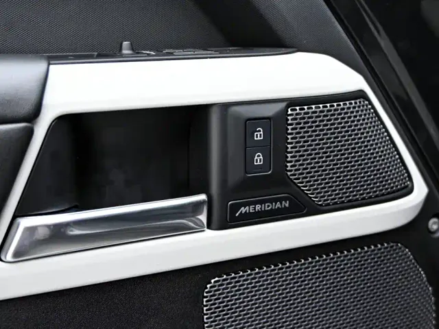 Land Rover Defender — Фото автомобиля 23