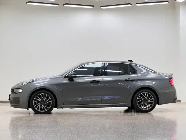 Lynk & Co 03 — Фото автомобиля 5