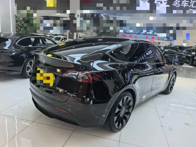 Tesla Model Y — Фото автомобиля 21
