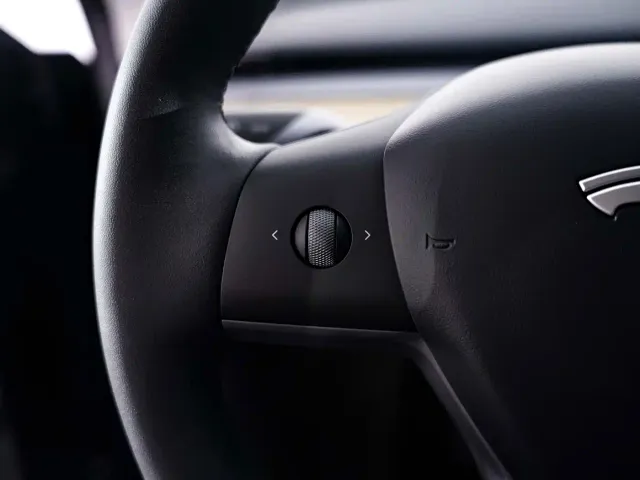 Tesla Model Y — Фото автомобиля 17