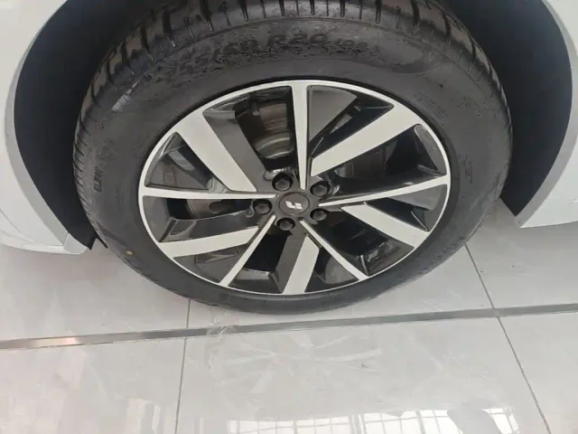 Li Auto L7 — Фото автомобиля 22