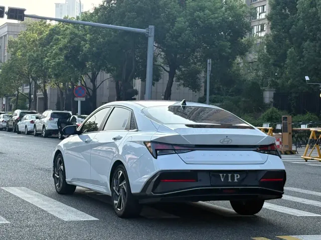 Hyundai Elantra — Фото автомобиля 18